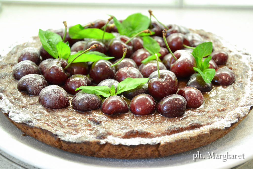 crostata al cioccolato con ciliegie e menta senza glutine